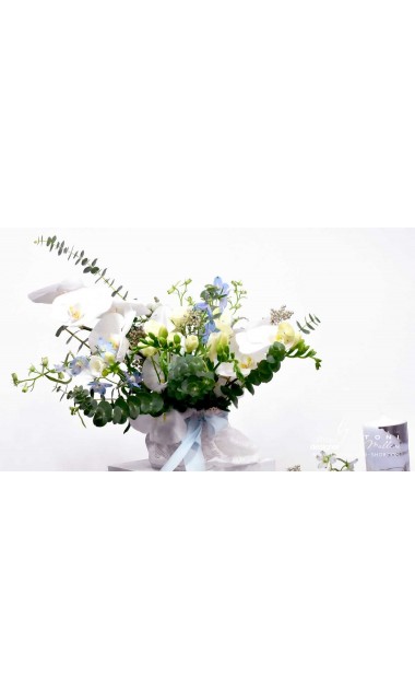 Decor cristelnita botez cu frezii si orhidee albe eucalipt si alte flori secundare 6